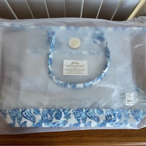 Lilly Pulitzer Beach Tote and Pouch Set - Picture 2 of 7